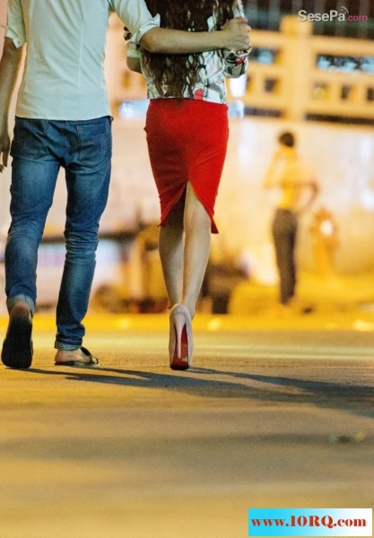 夜总会上班的高跟美腿的小姑娘们(10P)