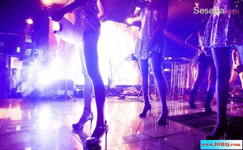 夜总会上班的高跟美腿的小姑娘们(10P)