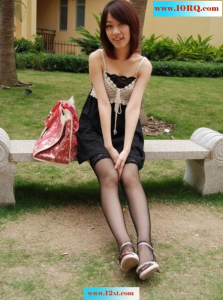 某小区实拍黑丝清秀妹妹(12p)
