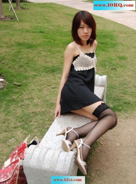 某小区实拍黑丝清秀妹妹(12p)