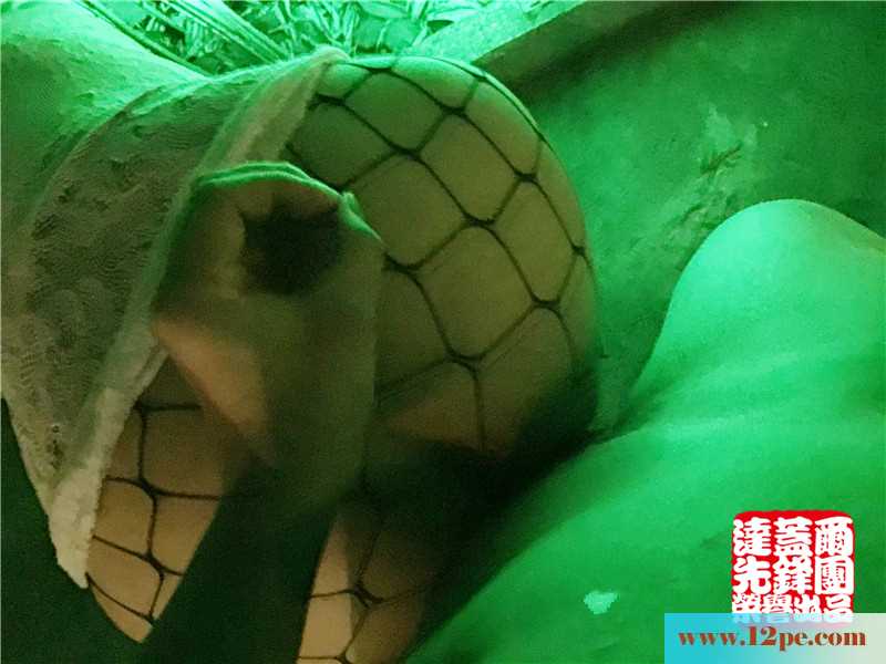 <!-- 标题采集开始 -->绿光下的黑网袜，哥哥们心动了没(11P)<!-- 标题采集结束 -->