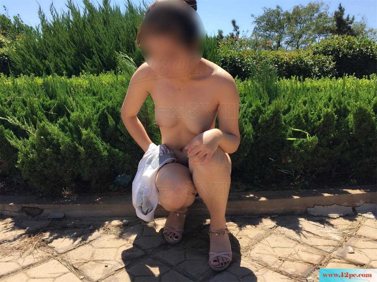 <!-- 标题采集开始 -->花坛旁，大树下，三角裤裤(30P)<!-- 标题采集结束 -->