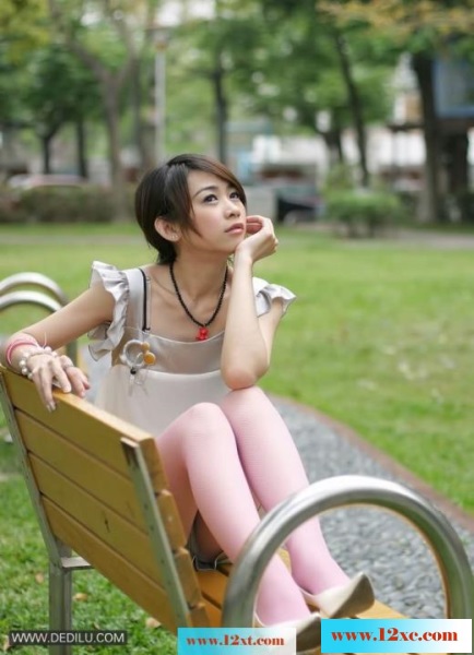 <!-- 标题采集开始 -->公园里漂亮美眉的粉红网袜高跟(11p)<!-- 标题采集结束 -->