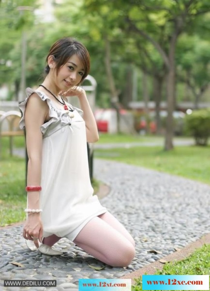 <!-- 标题采集开始 -->公园里漂亮美眉的粉红网袜高跟(11p)<!-- 标题采集结束 -->