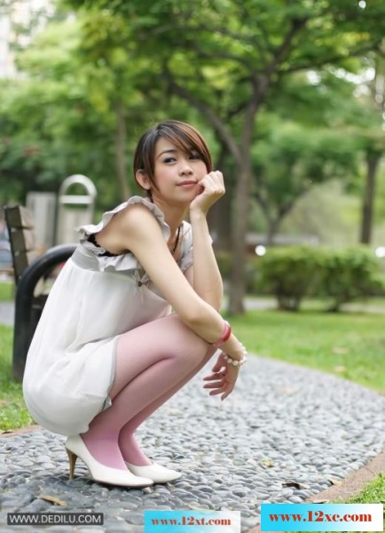 <!-- 标题采集开始 -->公园里漂亮美眉的粉红网袜高跟(11p)<!-- 标题采集结束 -->