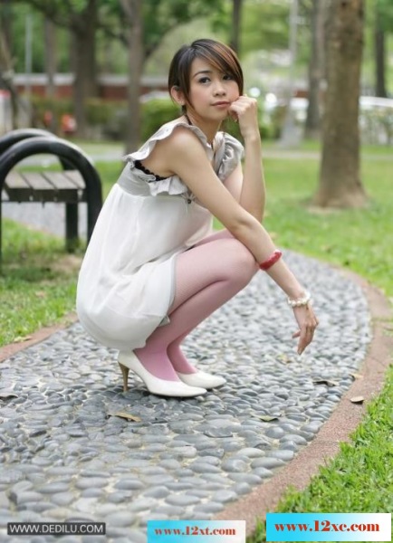 <!-- 标题采集开始 -->公园里漂亮美眉的粉红网袜高跟(11p)<!-- 标题采集结束 -->