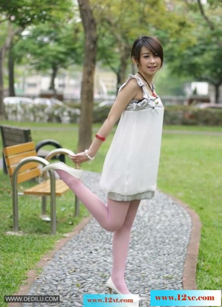 <!-- 标题采集开始 -->公园里漂亮美眉的粉红网袜高跟(11p)<!-- 标题采集结束 -->