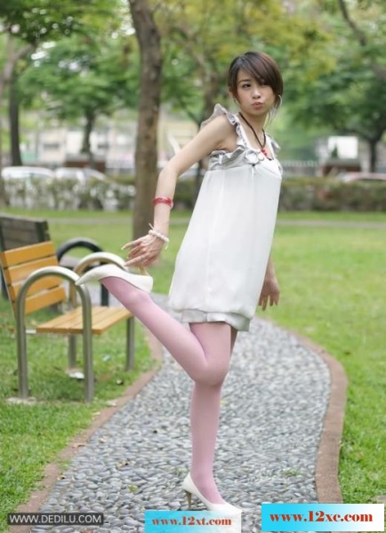 <!-- 标题采集开始 -->公园里漂亮美眉的粉红网袜高跟(11p)<!-- 标题采集结束 -->