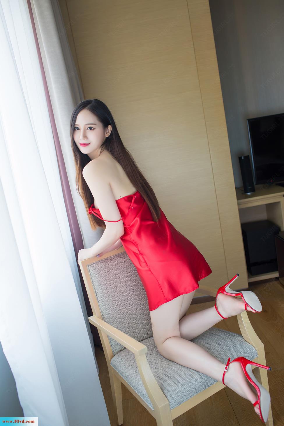 <!-- 标题采集开始 -->酒红吊带裙性感妩媚美女【18P】<!-- 标题采集结束 -->