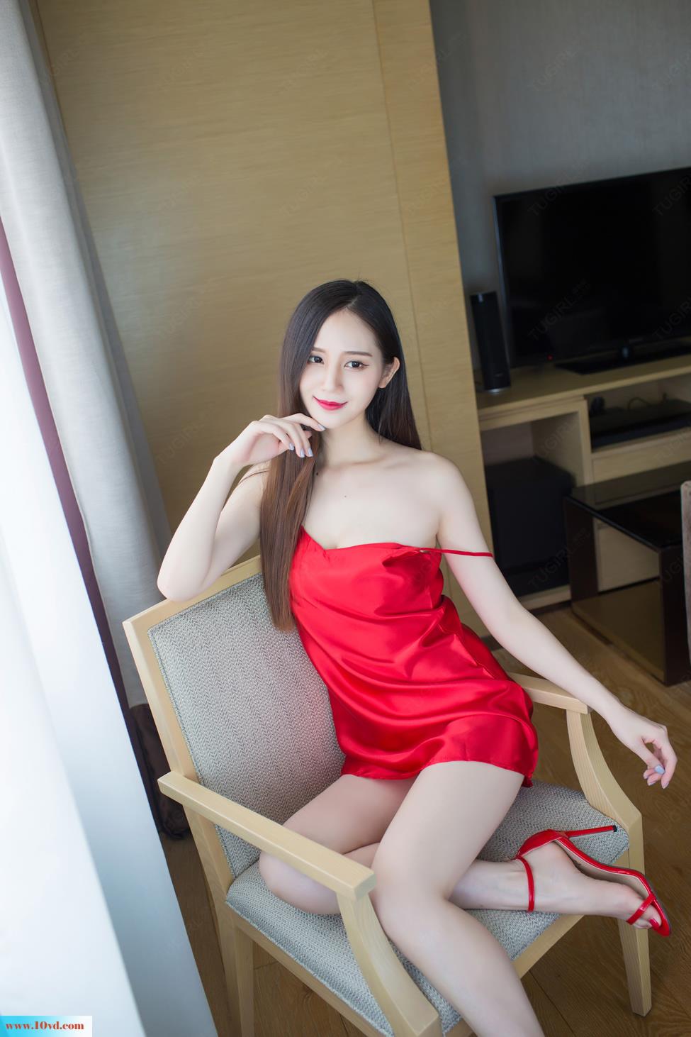 <!-- 标题采集开始 -->酒红吊带裙性感妩媚美女【18P】<!-- 标题采集结束 -->