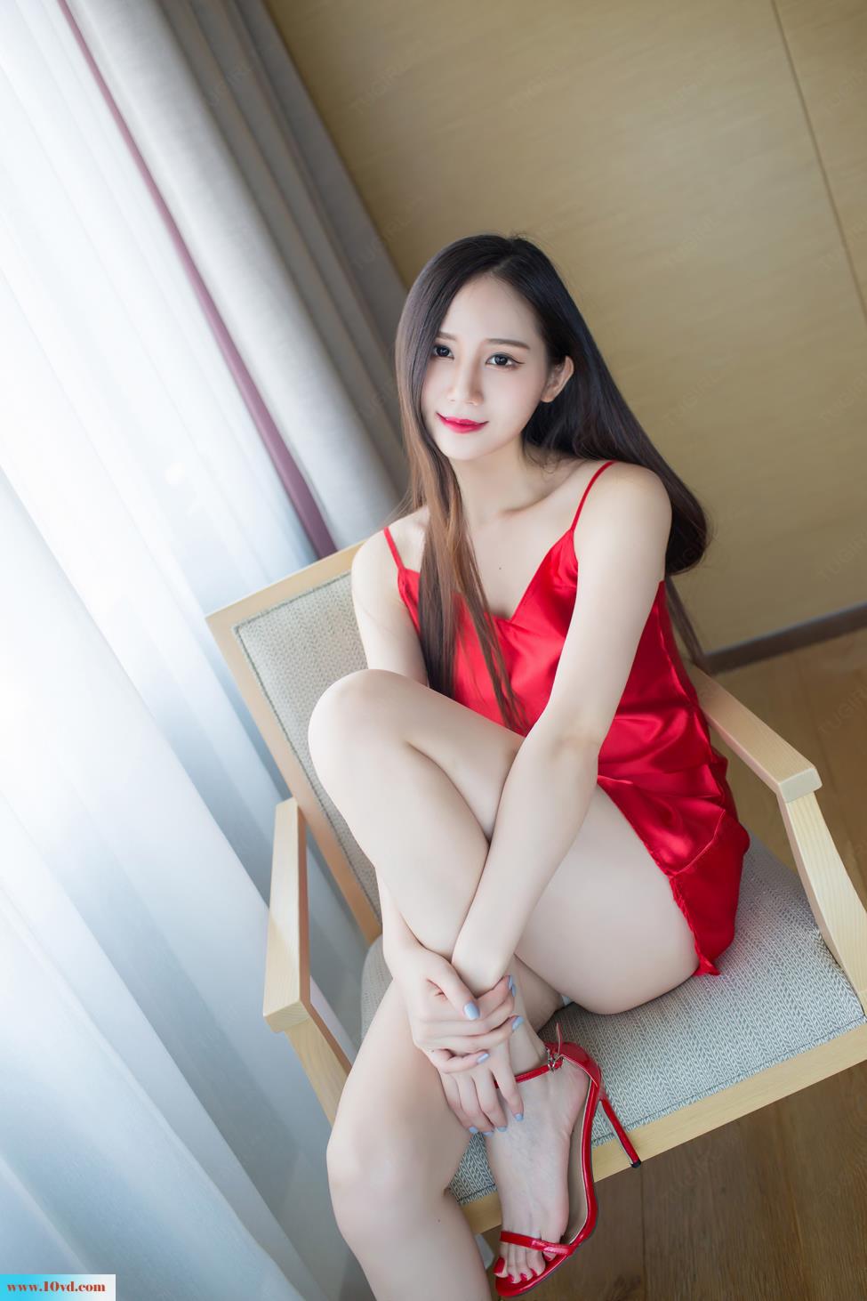 <!-- 标题采集开始 -->酒红吊带裙性感妩媚美女【18P】<!-- 标题采集结束 -->